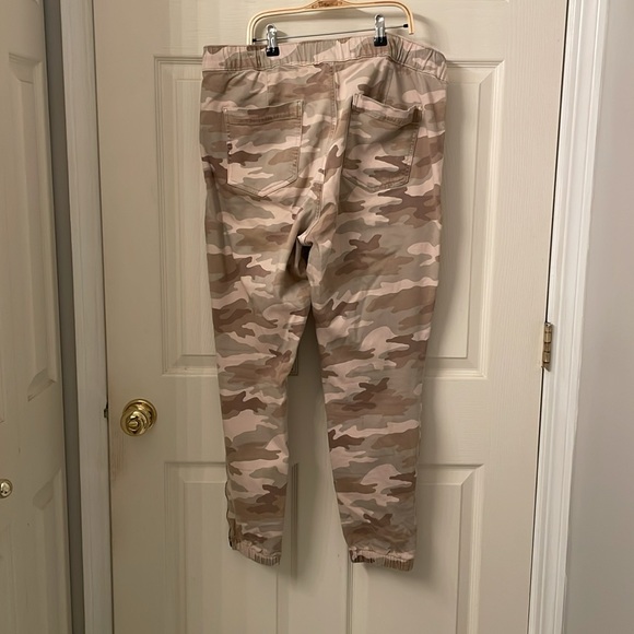 Camo Jogger Pants - Picture 4 of 6